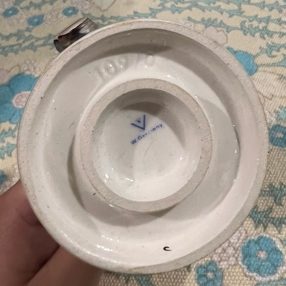 M.I. Hummel The Happy Traveler Boy with Red Umbrella - Picture 4 of 4